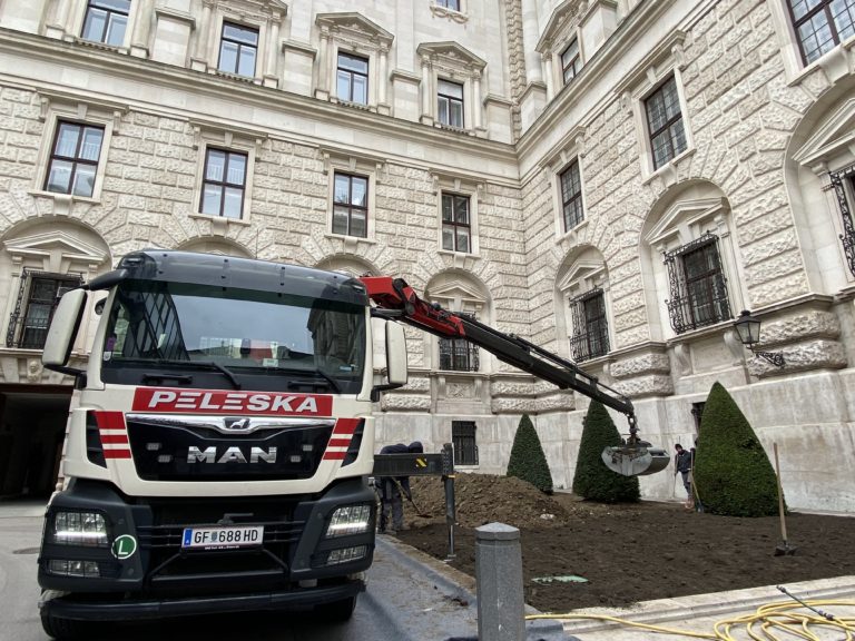 LKW mit Kran beim Humusieren